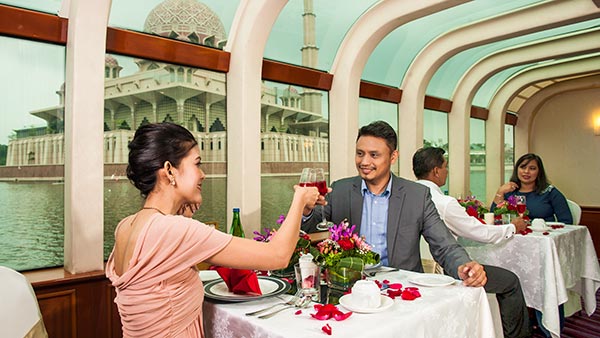 makan di cruise tasik putrajaya