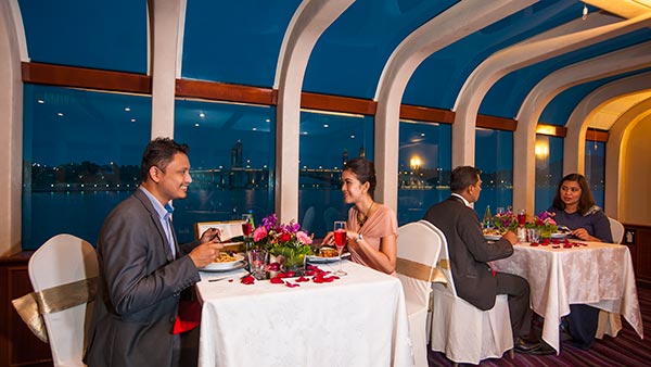 makan di cruise tasik putrajaya